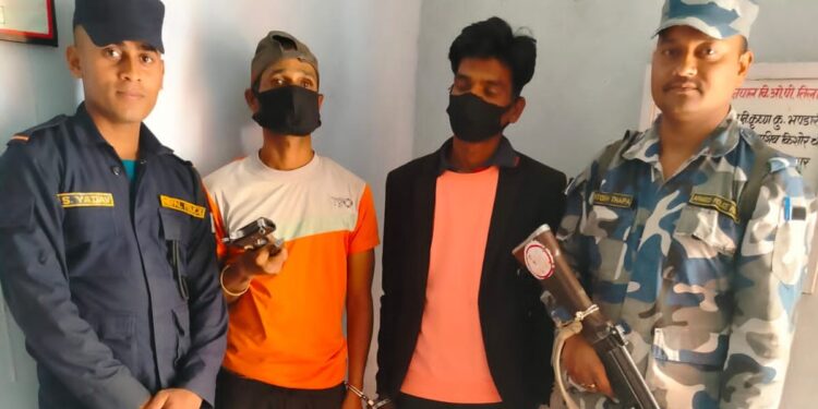 मधेश प्रदेश : अमेरीकन र चाइनिज पेस्तोलसहित दुई युवक प्रहरीको फन्दामा