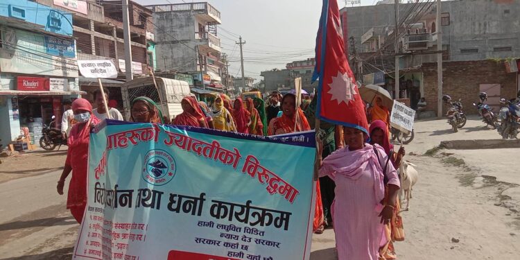 लघुवित्त संस्थाहरुको विरुद्धमा सिरहामा प्रर्दशन