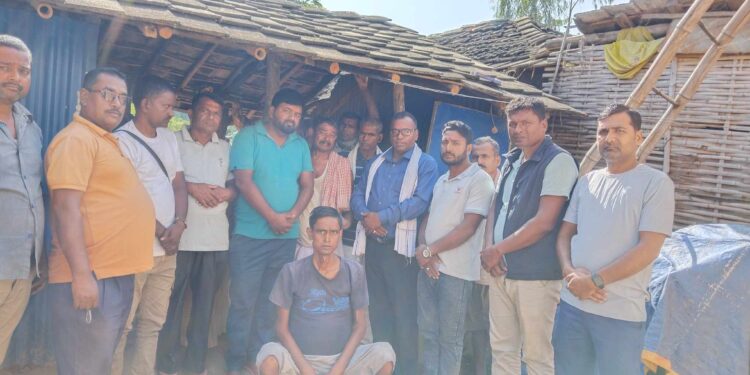 दुबै मृगौला फेल भएका जितेन्द्र महतोलाई कुशवाहा समाजले गरे आर्थिक सहयोग