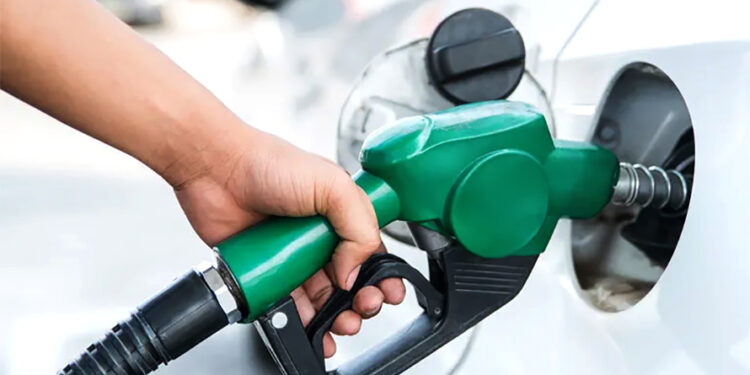 पेट्रोलमा ११ र डिजेलमा ५ रुपैयाँले मूल्य घट्यो