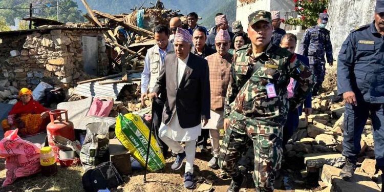 भूकम्प प्रभावित क्षेत्रको अवलोकन गर्दै राष्ट्रपति