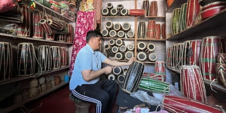 प्रविधिको विकासले मादल व्यवसाय सङ्कटमा