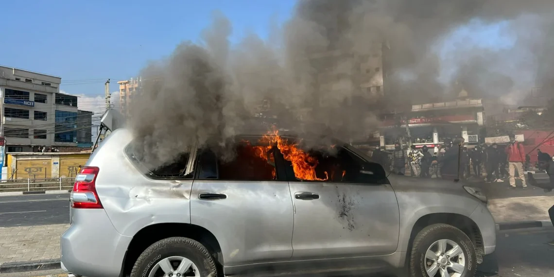 राजधानीको बालकुमारीमा जलाइयो मन्त्रीको गाडी