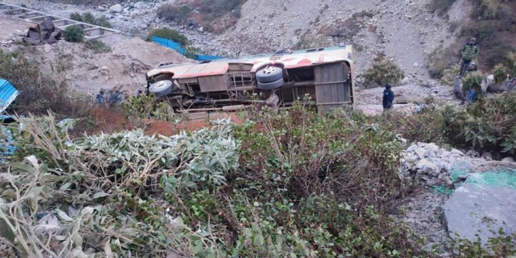 दार्चुलामा बस दुर्घटना, १५ जना घाइते