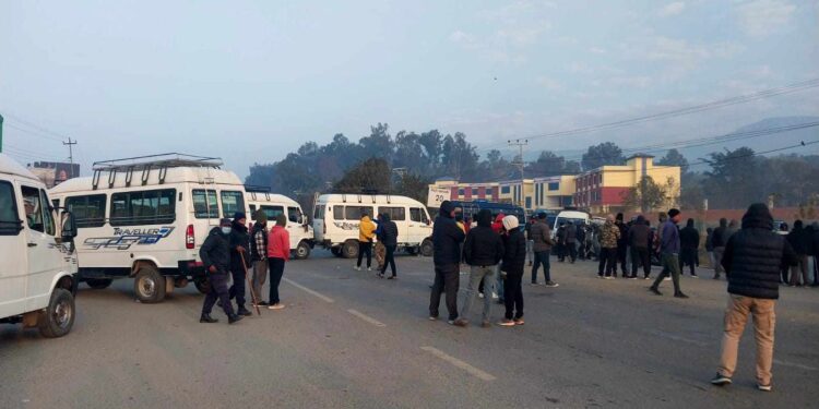 सुर्खेतमा यातायात व्यवसायीबिच झडप, दुई जना घाइते