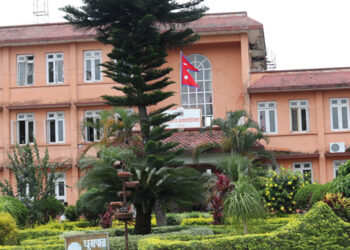 ठेकेदारले प्रमुख प्रशासकीय अधिकृतलाई धम्क्याएपछि मेचीनगरमा तनाव