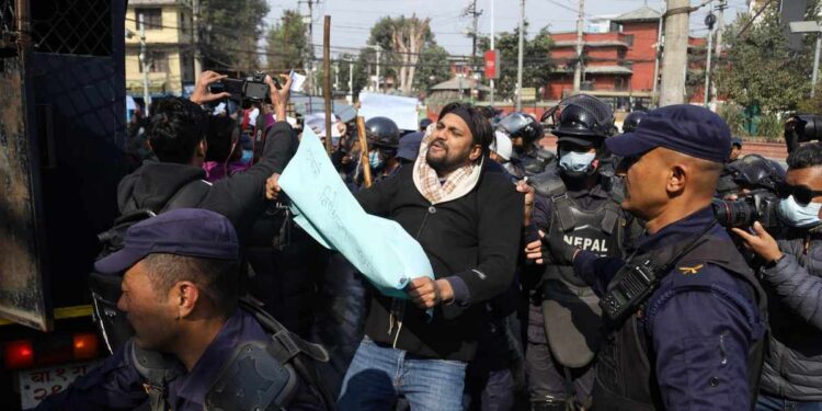 माइतीघरमा प्रदर्शन गर्ने नेविसंघका कार्यकर्ता पक्राउ