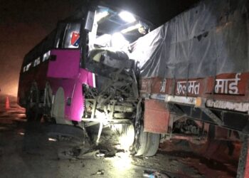 रौतहटबाट काठमाडौँतर्फ जाँदै गरेको बास ट्रकमा ठोक्किएर दुर्घटना, २० जना घाइते