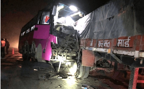 रौतहटबाट काठमाडौँतर्फ जाँदै गरेको बास ट्रकमा ठोक्किएर दुर्घटना, २० जना घाइते