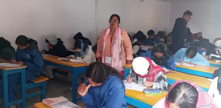 जिल्लाभरिकाे एसइई परीक्षार्थी एउटै कोठामा