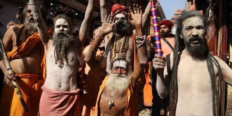 महाशिवरात्रिका लागि पशुपति आइपुगे नागा बाबा