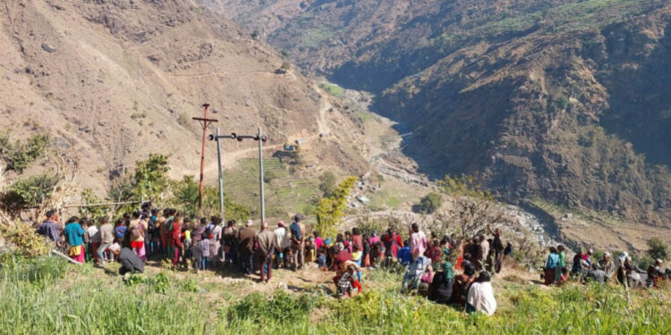 कालीकोटमा बिजुलीको पोल ढलेर करेन्ट लाग्दा २ जनाको मृत्यु