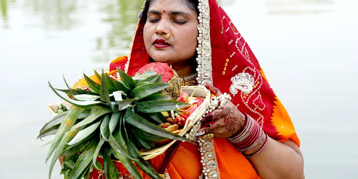 सउदाउँदो सूर्यलाई अर्घ्य दिँदै चैती छठ म्पन्न