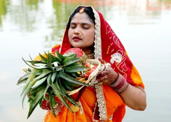 सउदाउँदो सूर्यलाई अर्घ्य दिँदै चैती छठ म्पन्न