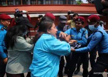 सिंहदरबार दक्षिण गेट अगाडि प्रदर्शन गर्दा ११ जना पक्राउ (तस्बिरहरु)