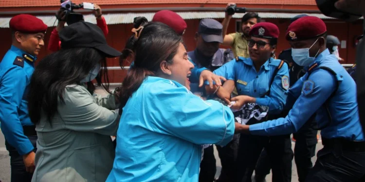 सिंहदरबार दक्षिण गेट अगाडि प्रदर्शन गर्दा ११ जना पक्राउ (तस्बिरहरु)