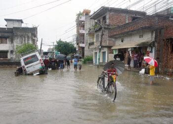 अविरल वर्षासँगै देशका दर्जनौँ सडक अवरुद्ध, तराई डुबानमा
