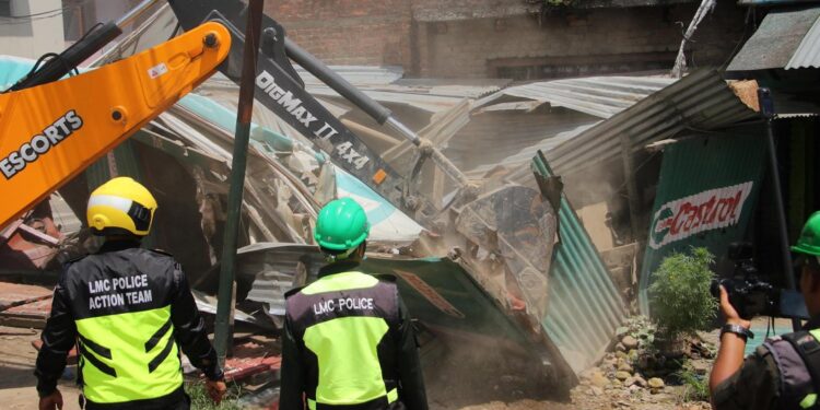 नक्सा पास नभएका टहरामा ललितपुर महानगरले चलायो  डोजर (तस्बिरहरु)